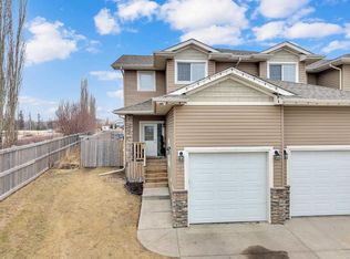 9 N Ross Close, Sylvan Lake, AB T4S 0K4