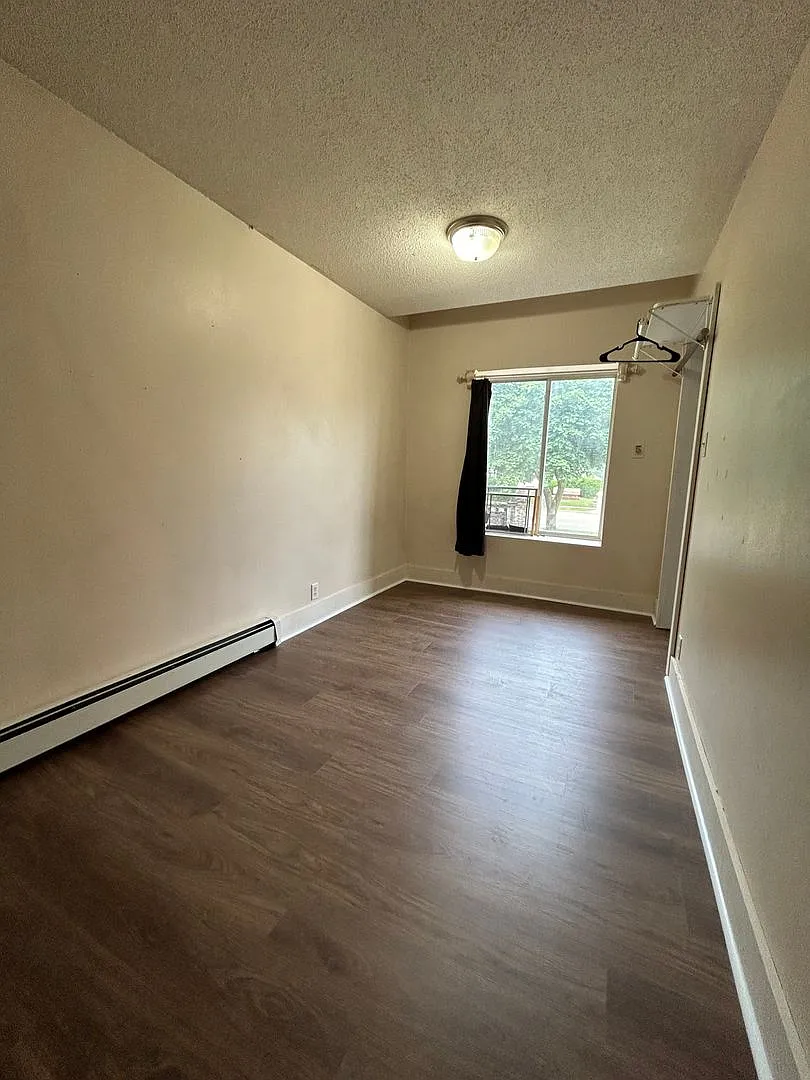3 Bedroom Apartment Near UW-La Crosse with Off-Street Parking — Photo 4