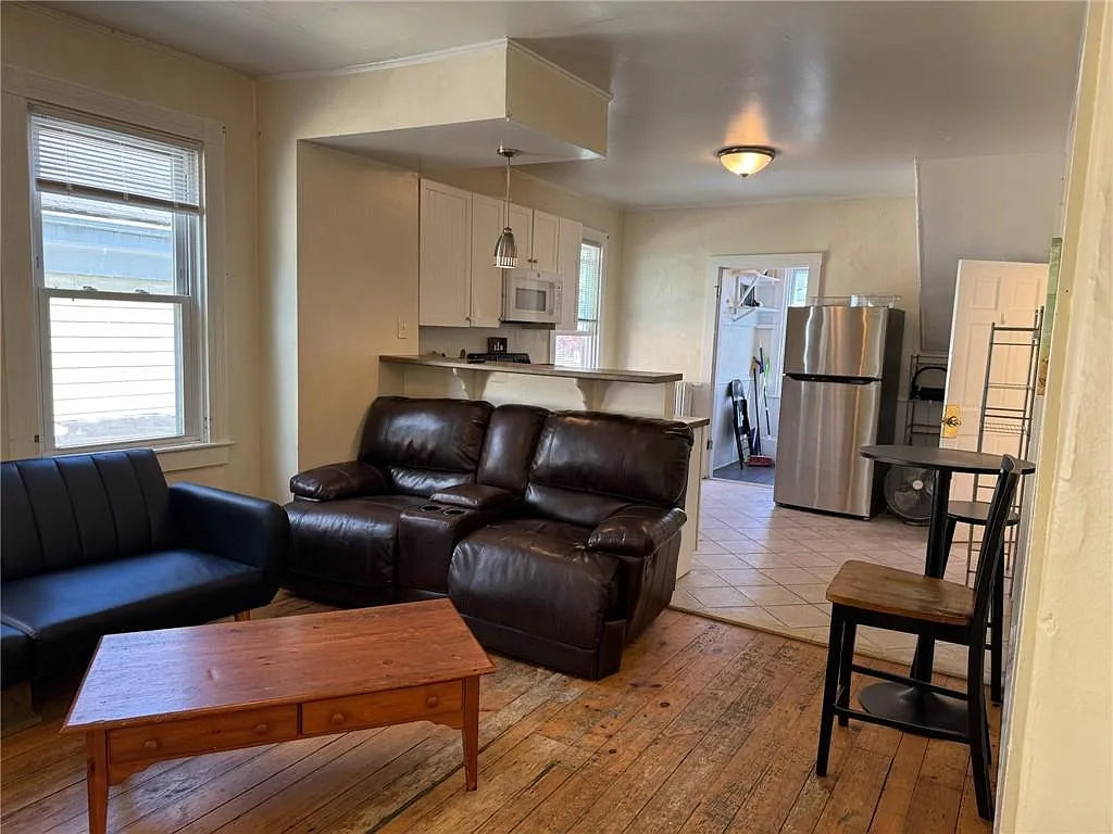 5 bed, 2.0 bath, 1765 sqft, $4,000 — Photo 4