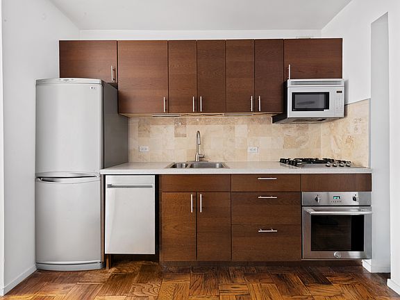 5th image of 311 E 38th St APT 5C