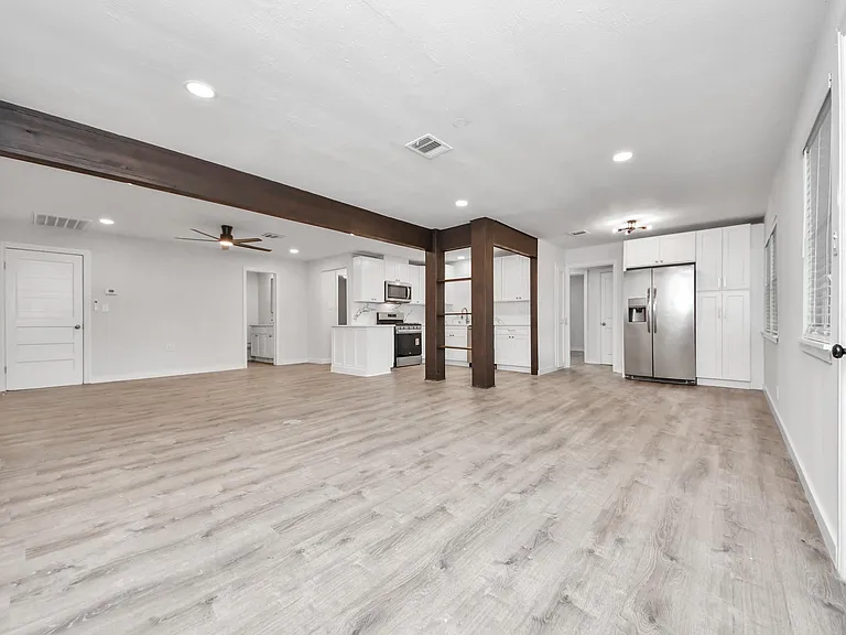 302 County Park Dr — Photo 3