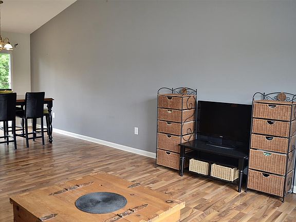 5th image of 611 E Ironsides Dr