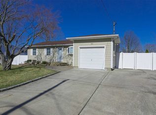 211 Ford St, Holbrook, NY 11741