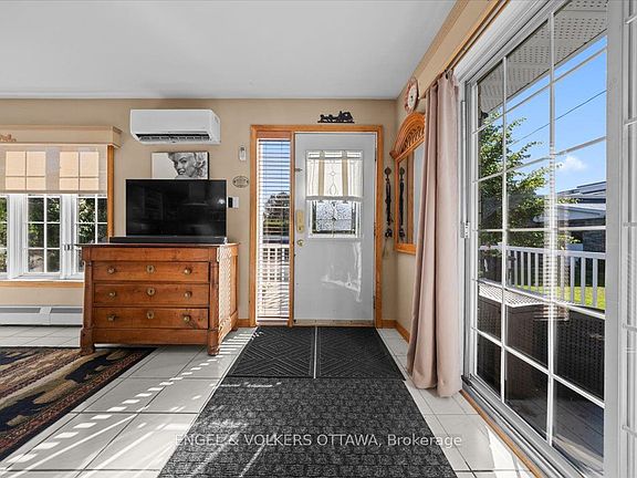 2nd image of 528 Saint Lawrence St