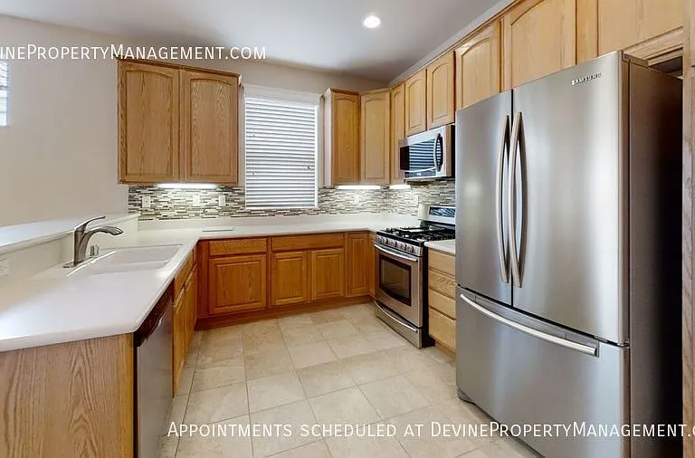 916 Essex Rd — Photo 1