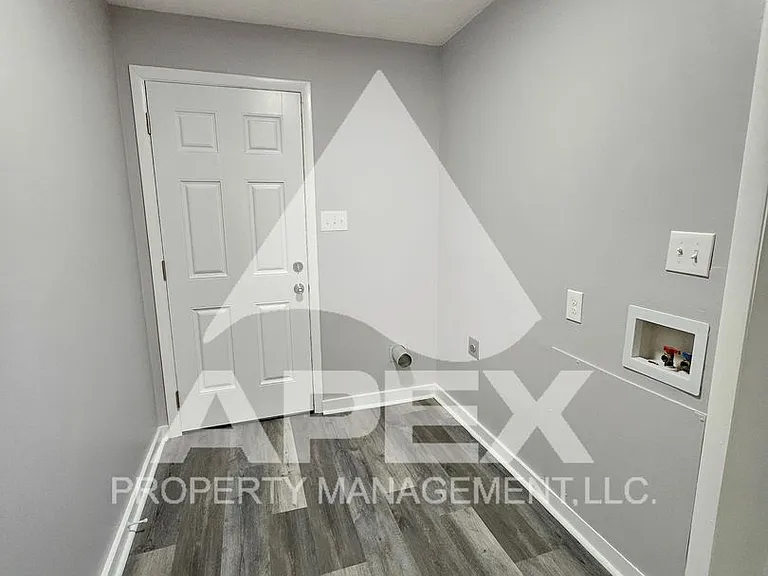 915 Forsythe St — Photo 14