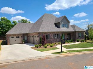 2216 Walnut Hill Dr, Vestavia Hills, AL 35226