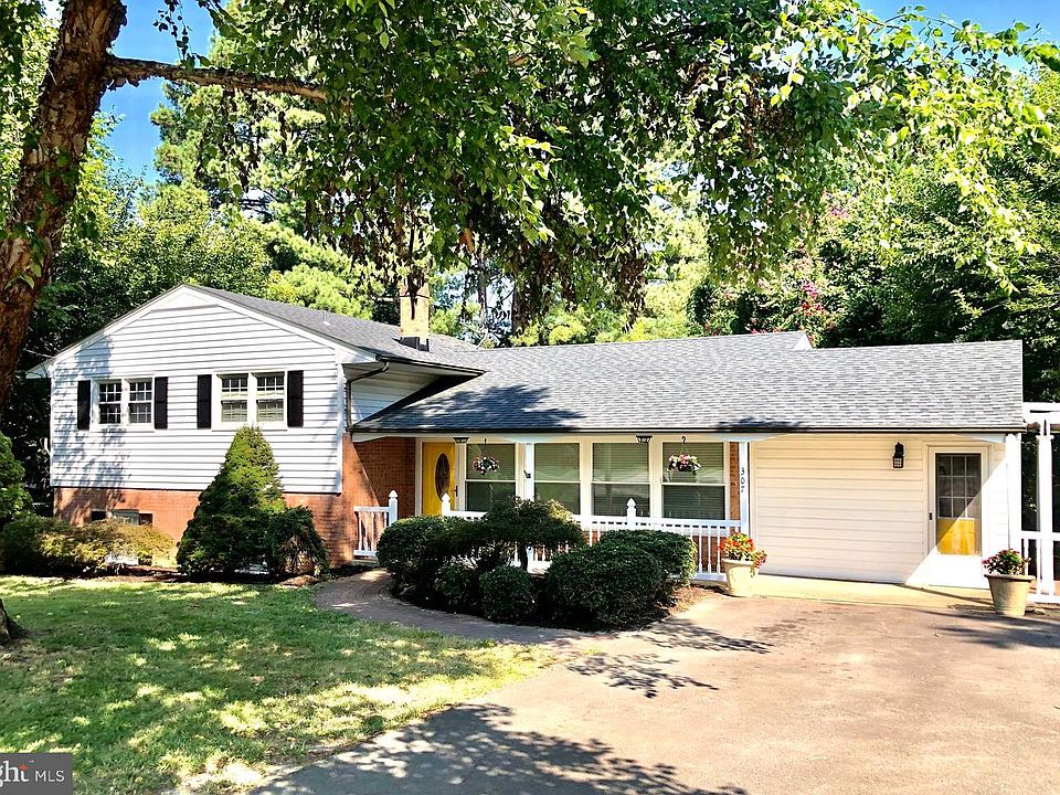 1st image of 307 Chancellor Pl