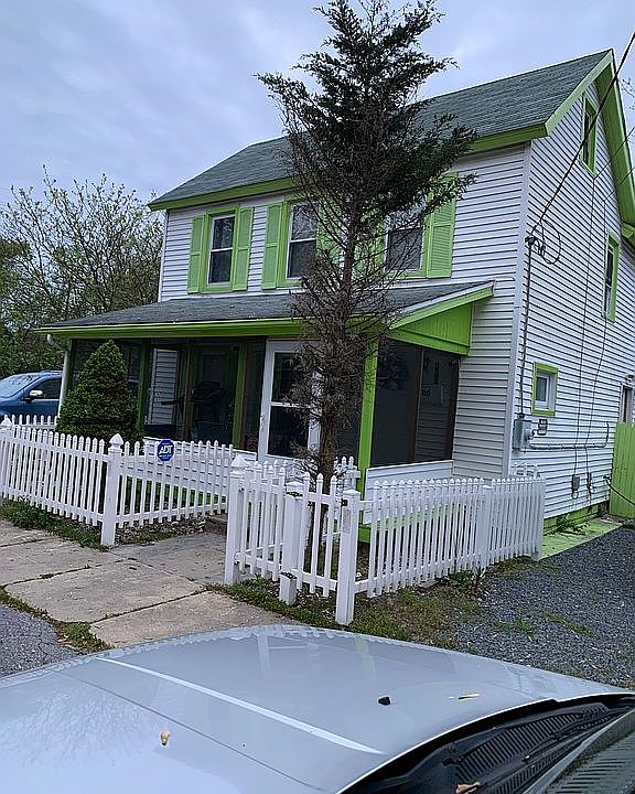 2nd image of 110 E Poplar St