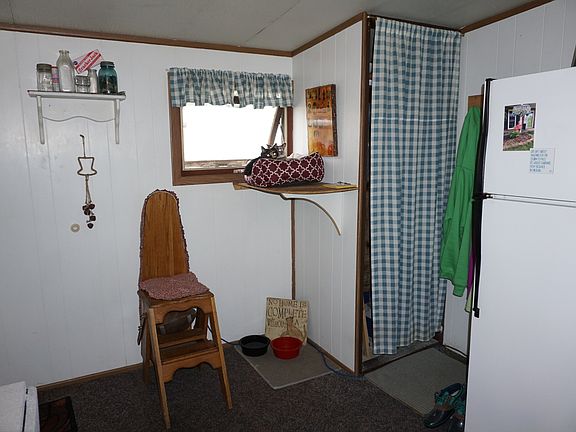 Entryway - includes fridge