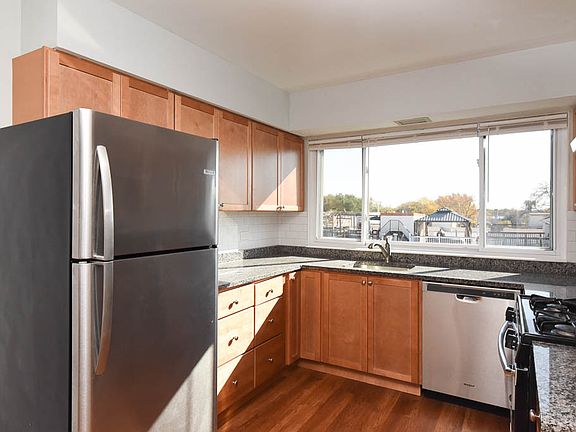 2nd image of 2333 W Lunt Ave Unit 405