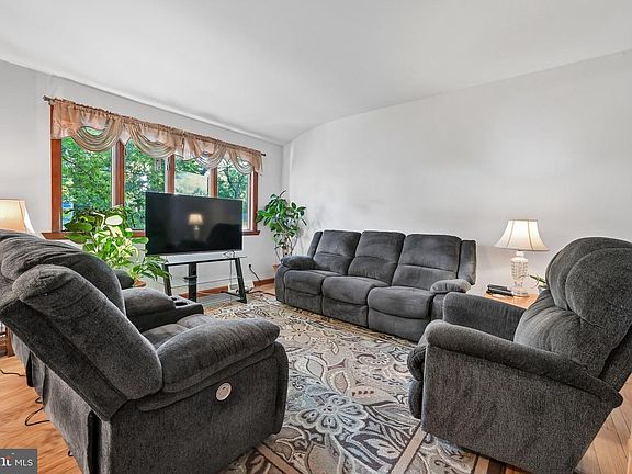 3rd image of 424 California Trl