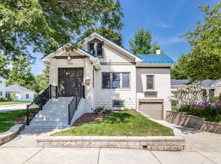 330 S River Ln, Geneva, IL 60134