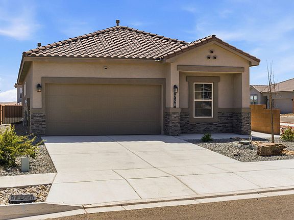 3rd image of 748 Amatista Loop SE