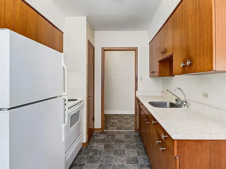 2240 Robinson St — Photo 16