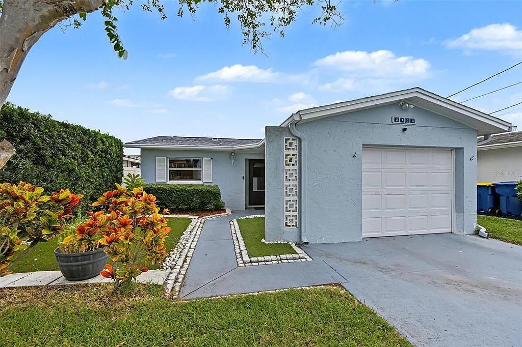 2 bed, 1.0 bath, 1048 sqft, $2,750 — Photo 2