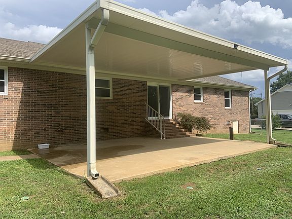 3rd image of 207 Idle Dr