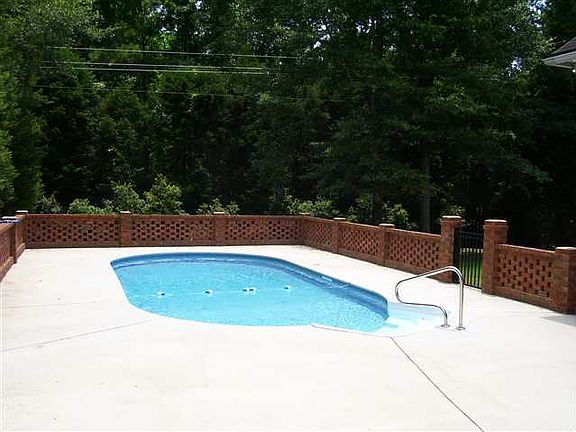 4th image of 135 N Lakewood Dr