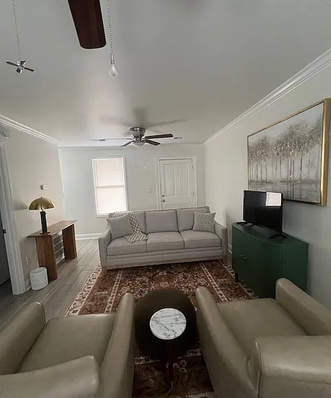 546 E Hall Ln — Photo 5