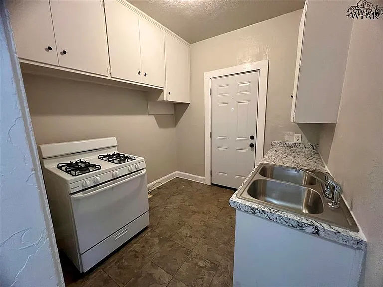 1109 Harrison St — Photo 3