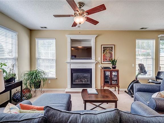 3rd image of 5885 Ludington Dr