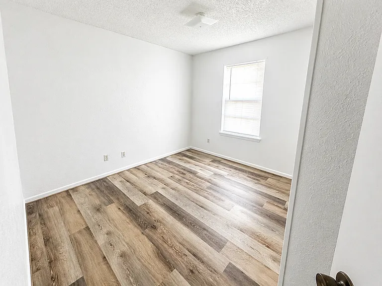 104 W Anderson Ave #B — Photo 7
