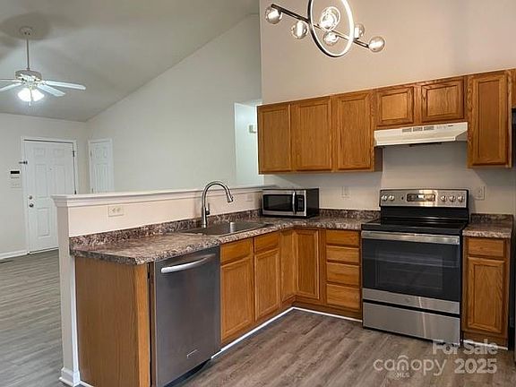 4th image of 131 Island Terrace Rd