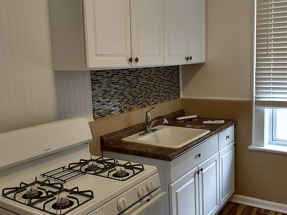3rd image of 276 Oriental Pl APT 3