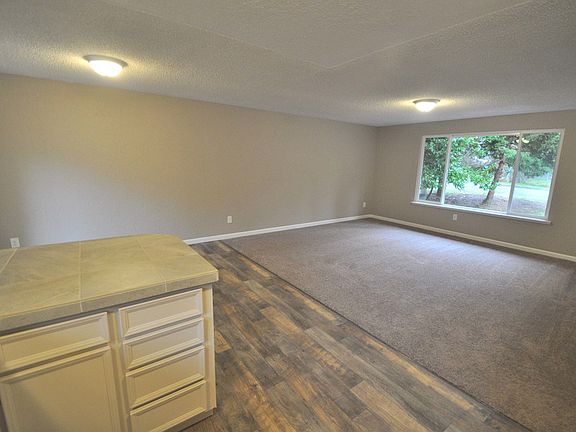 5th image of 11 NE Lorrain Ct