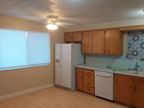 Eat-in kitchen