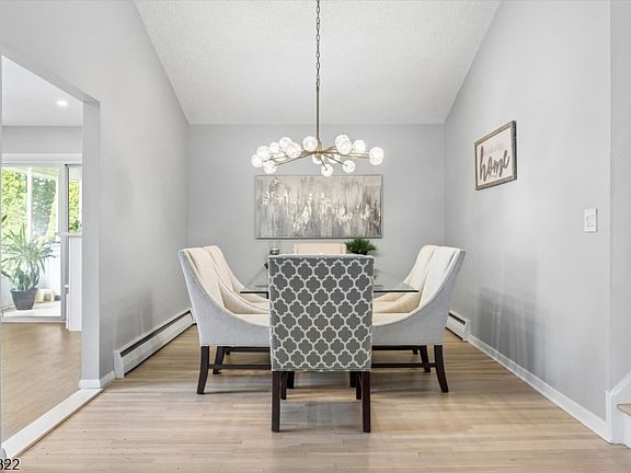 4th image of 11 Surrey Ln