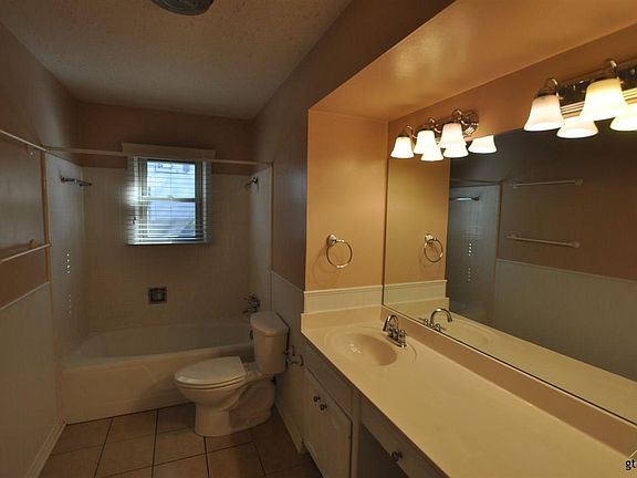 5th image of 3207 Rosemary Ln