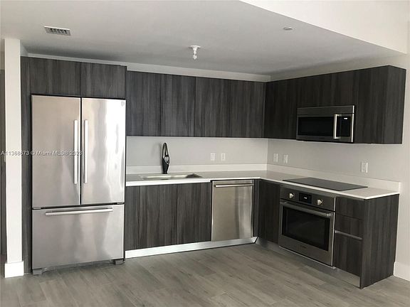 5th image of 488 NE 18th St Unit 701