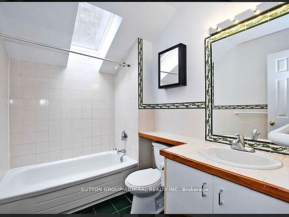 4th image of 406 Roehampton Ave #2