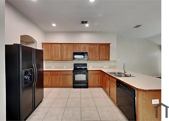 4 bed, $2,500 — Photo 4