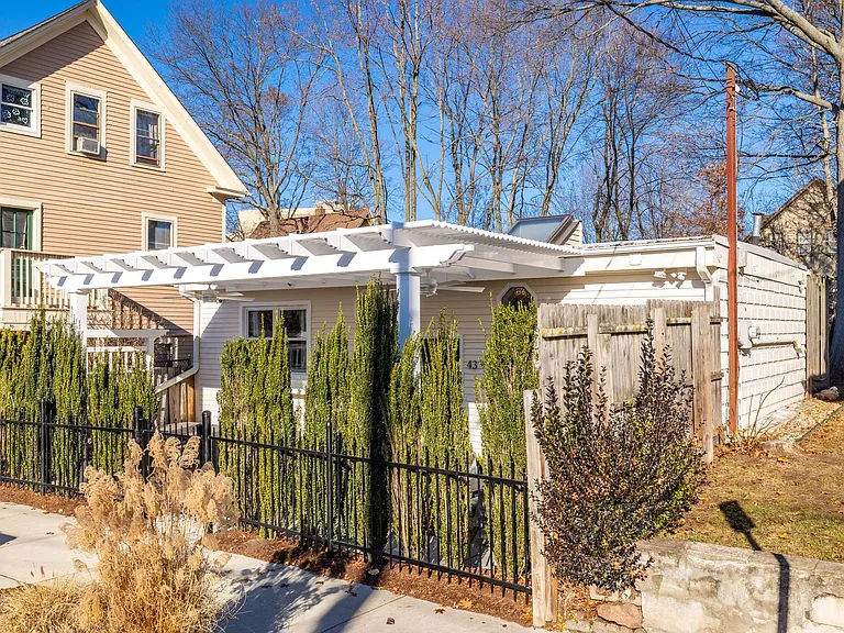 43 Woodland St — Photo 9