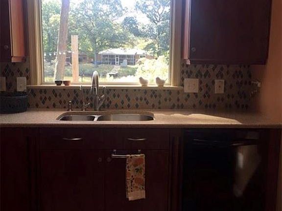 5th image of 3833 Trant Ave