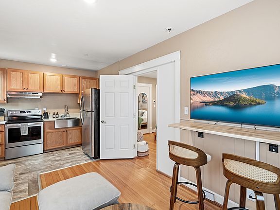 5th image of 11 N Peach St #6