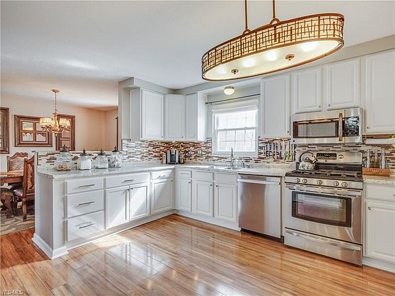 3rd image of 3226 Potomac Dr