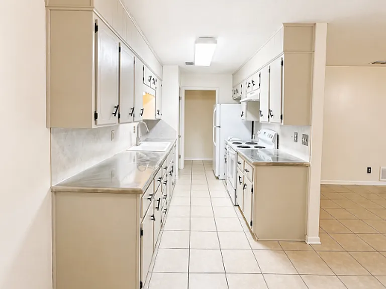 2806 Greystone Dr — Photo 9