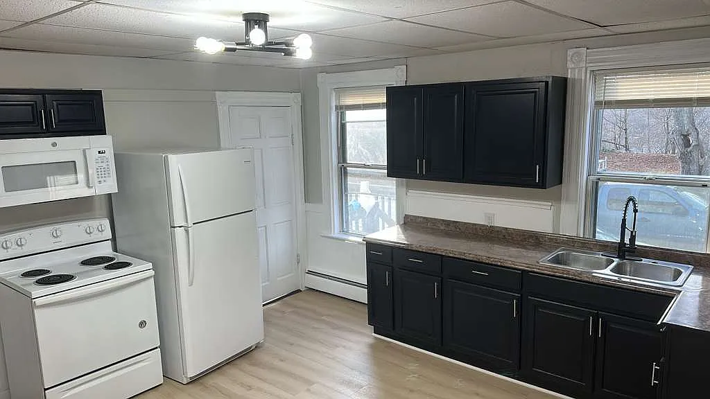 4 bed, 1500 sqft, $2,495 — Photo 3