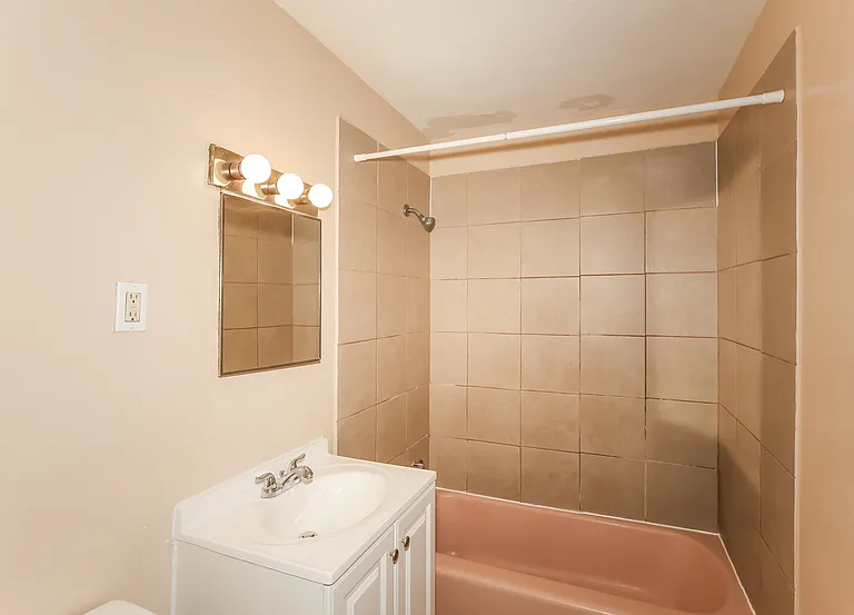 1015 York Ave — Photo 6