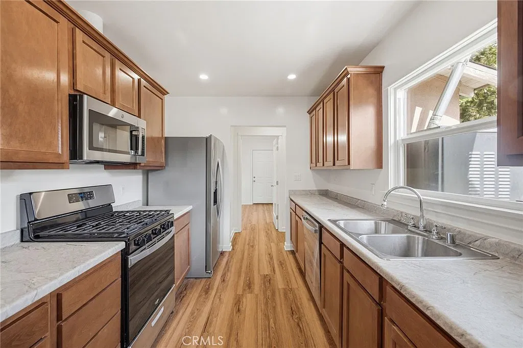 1 bed, 942 sqft, $2,050 — Photo 4