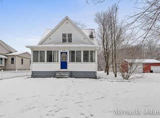 516 5th St, Spring Lake, MI 49456