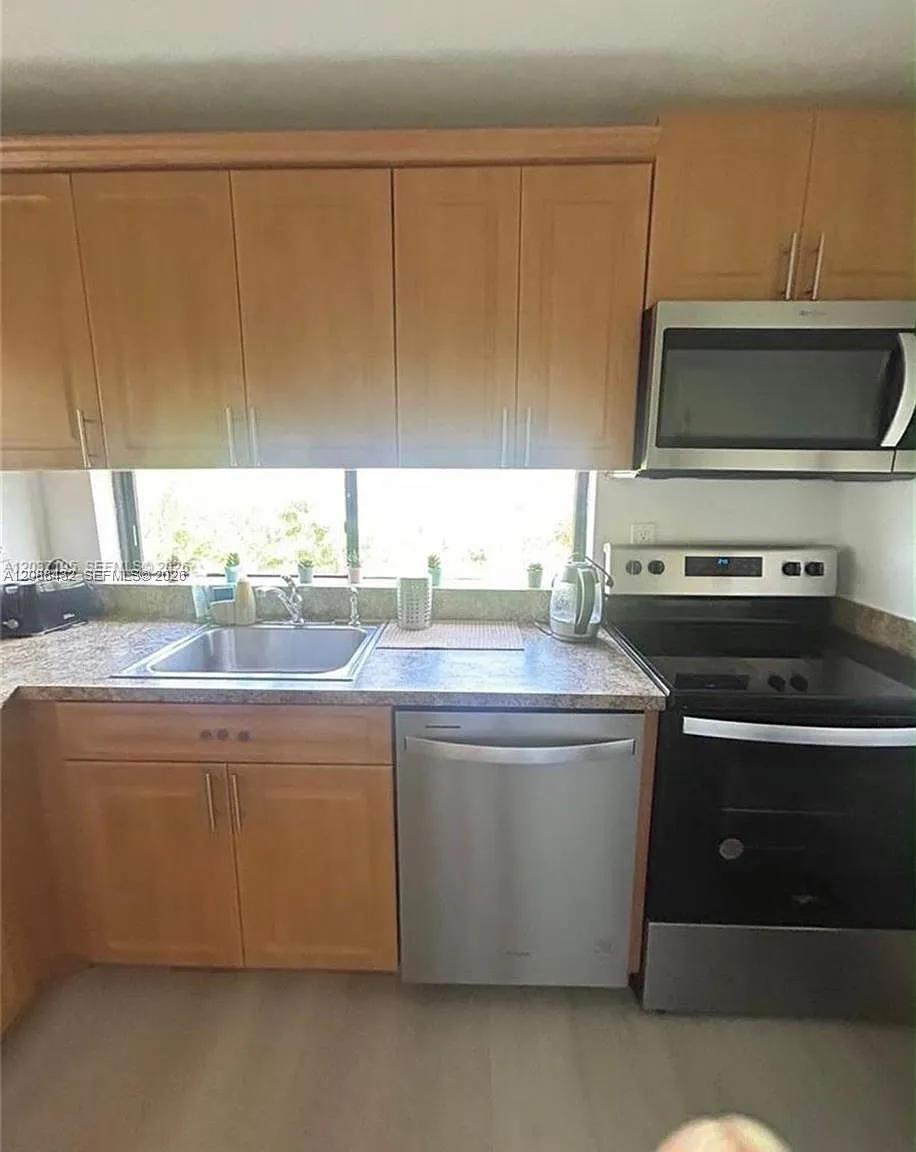 1 bed, 1.5 bath, $2,100 — Photo 4