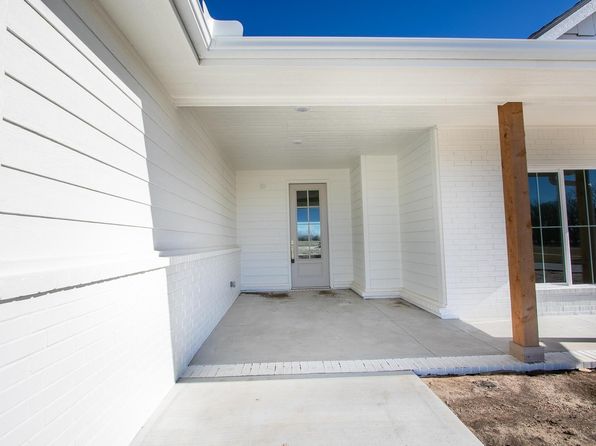 501 Maple Leaf Cir, Newton, KS 67114