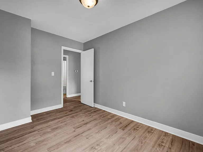 2022 Windsor St — Photo 15