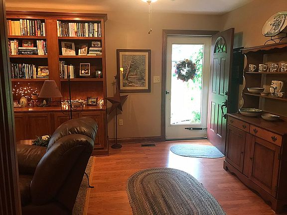 Entry
Laminate flooring