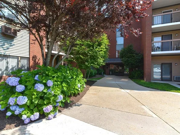 4975 Washington St #108, West Roxbury, MA 02132