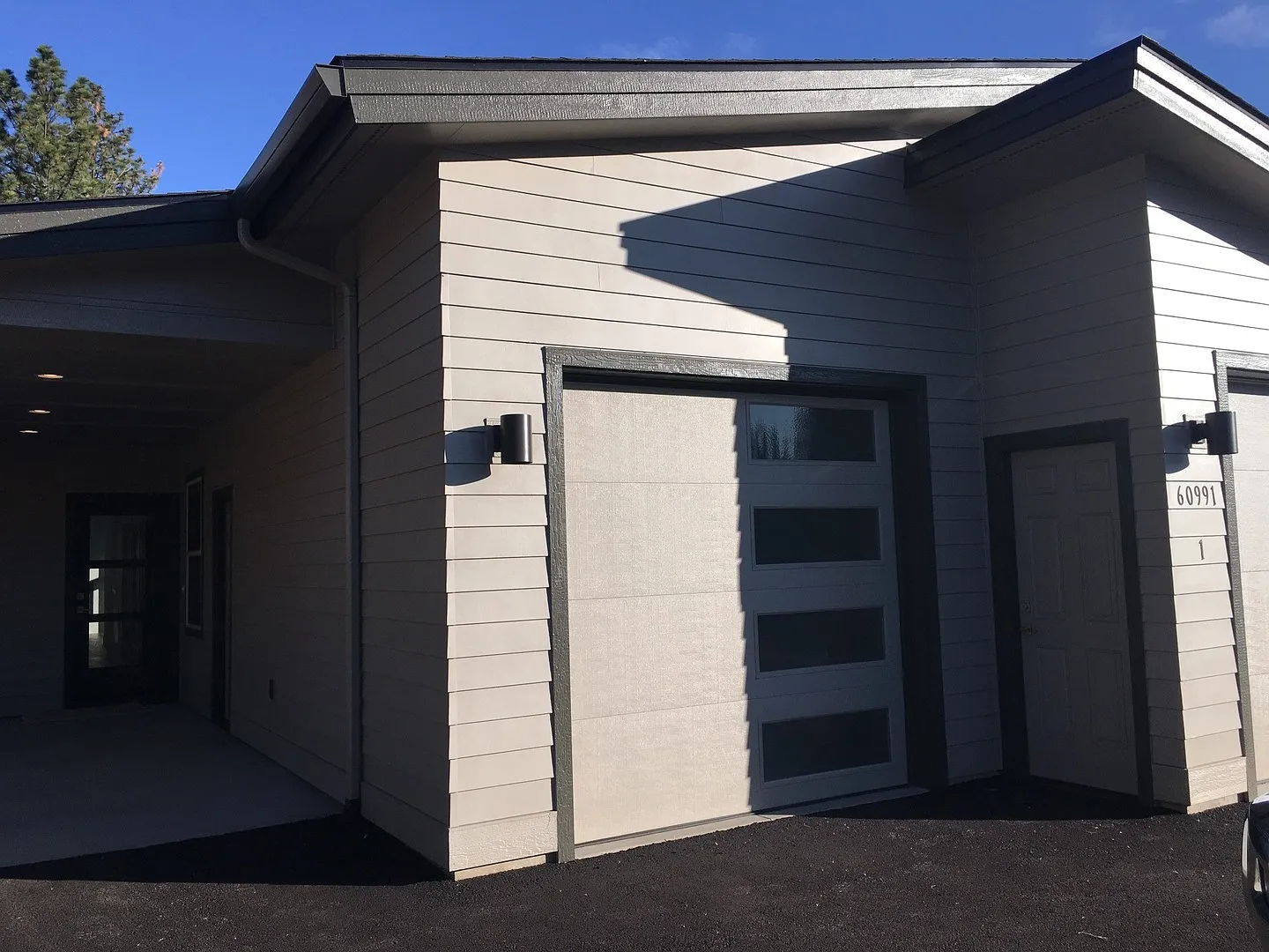 3 Bedroom / 2 Bathroom Home in SE Bend — Photo 2